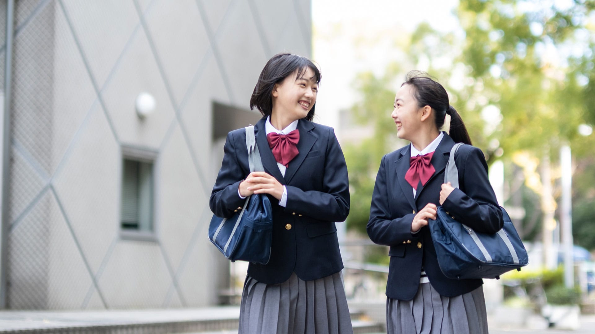 ロッカールームでお互いに挨拶する幸せな女の子 